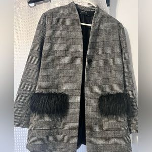 Houndstooth coat with faux fur pocket detail